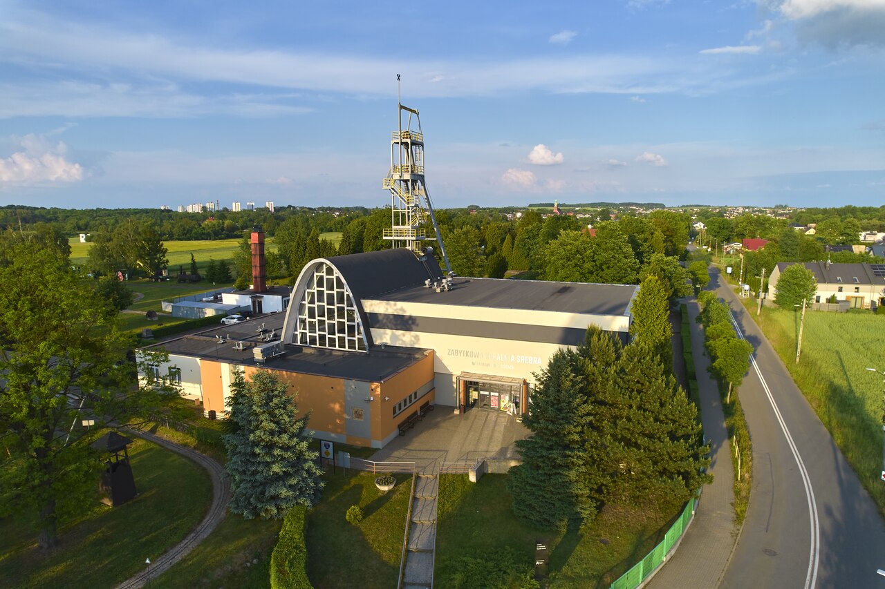 Budynek Zabytkowej Kopalni Srebra widziany z lotu ptaka