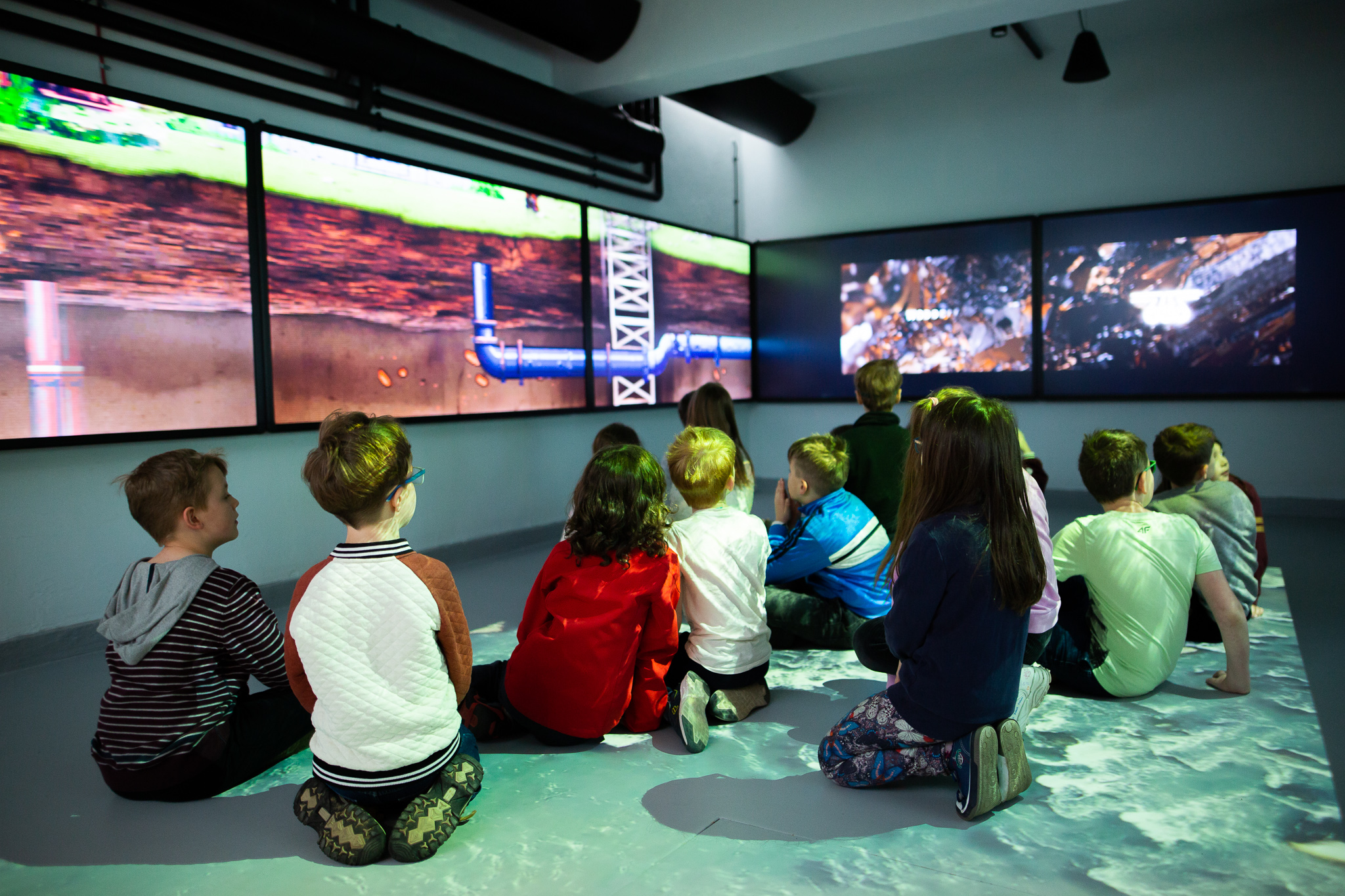 Dzieci oglądające jedną z animacji o wodzie