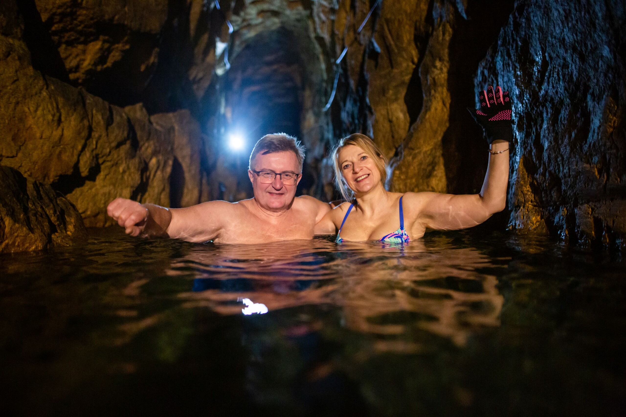 Para ludzi morsujących w Sztolni Czarnego Pstrąga