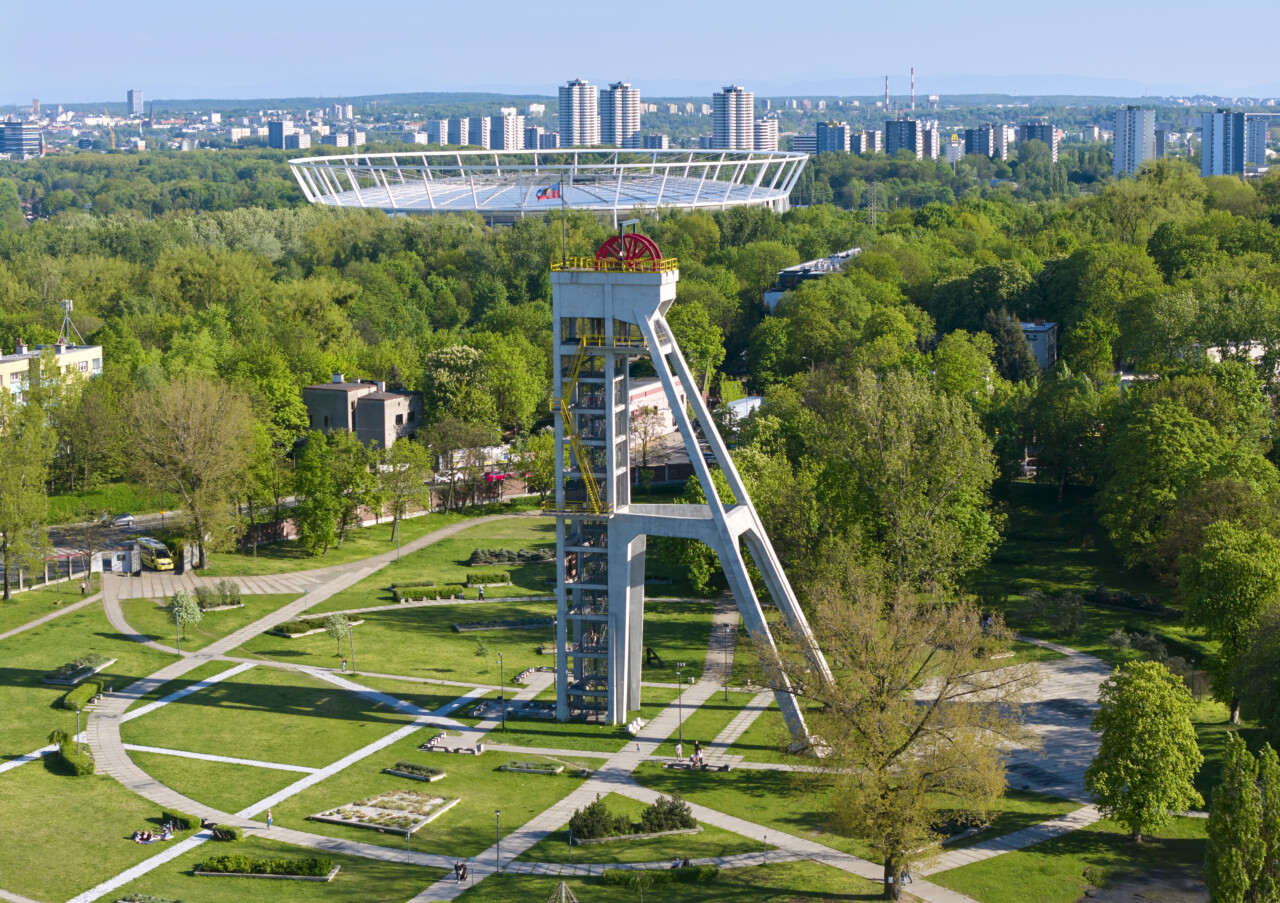 Zdjęcie z lotu ptaka przedstawiające wieżę szybu Prezydent w Chorzowie