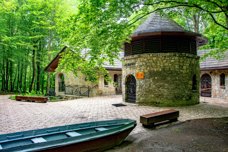 Budynek Sztolni Czarnego Pstrąga i stojąca przed nim łódka
