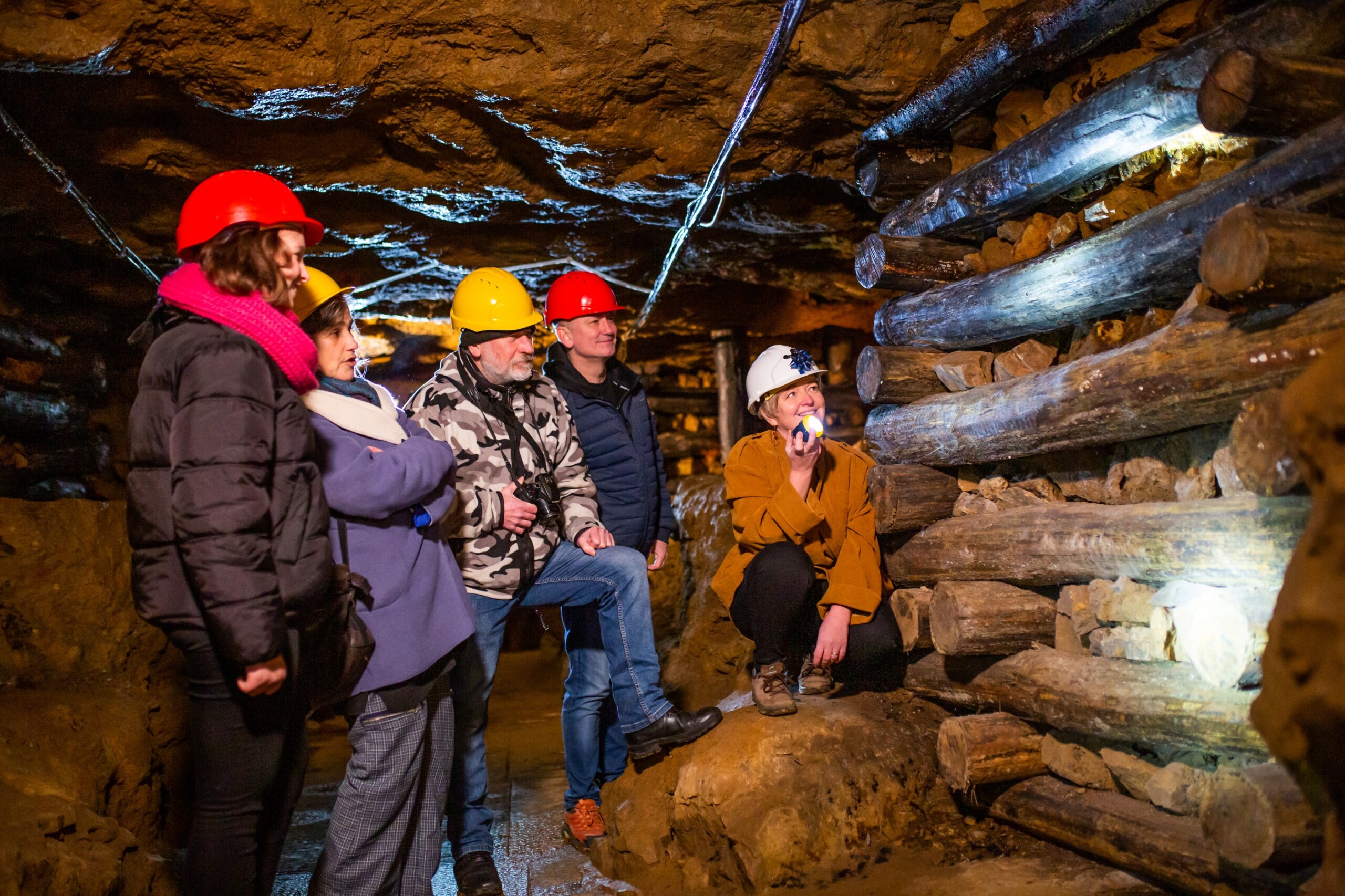 Turyści zwiedzający podziemia Zabytkowej Kopalni Srebra