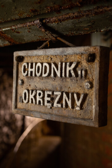 Metalowa tabliczka z napisem "chodnik okrężny"