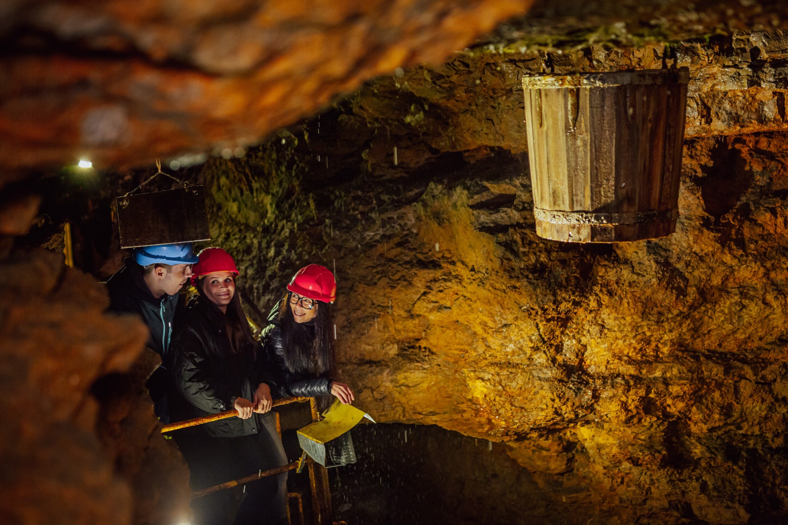 Turyści zwiedzający podziemia Zabytkowej Kopalni Srebra