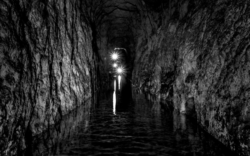 czarno-białe zdjęcie sztolni