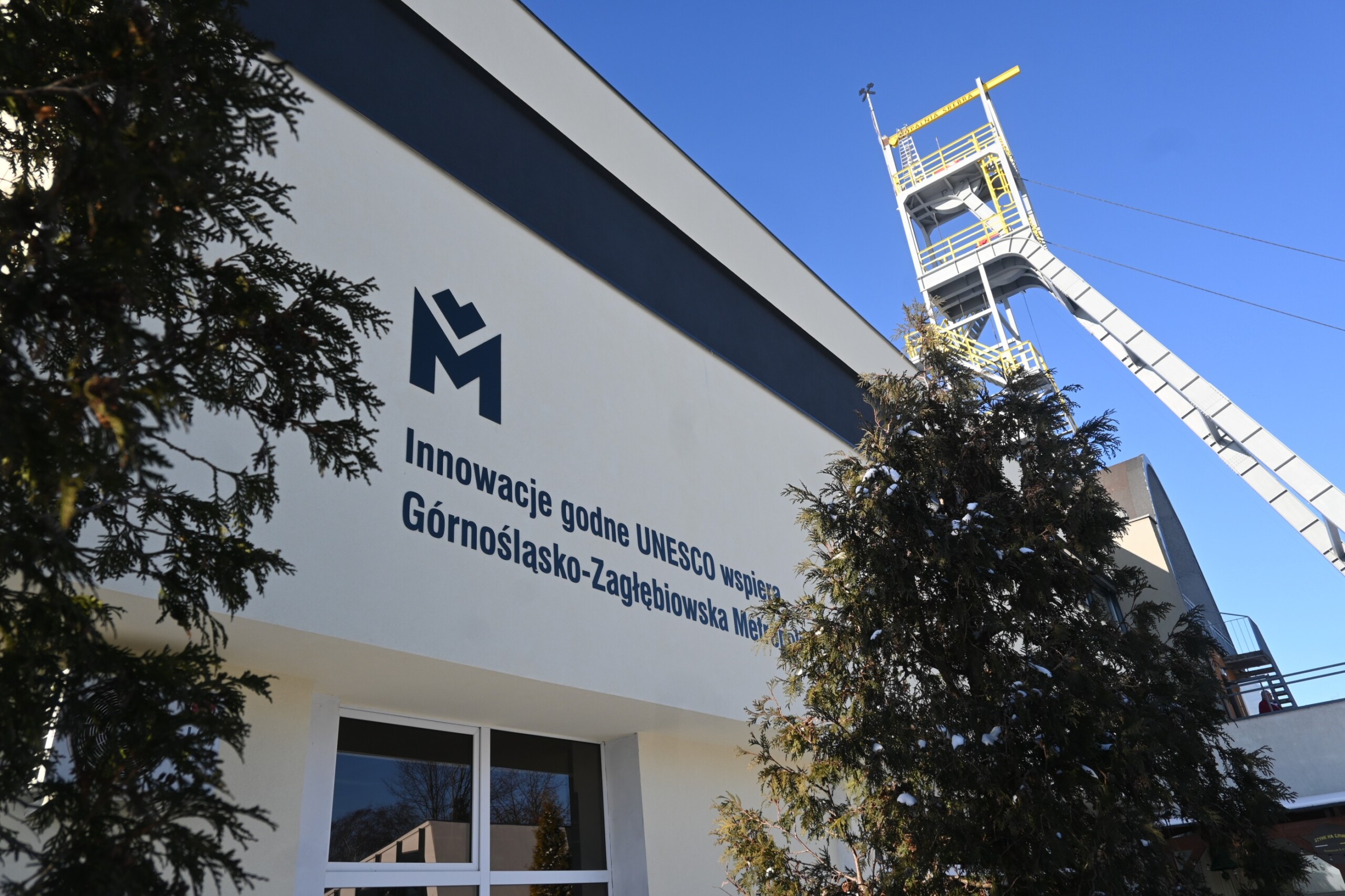 budynek Zabytkowej Kopalni Srebra i&nbsp;wieża szybowa
