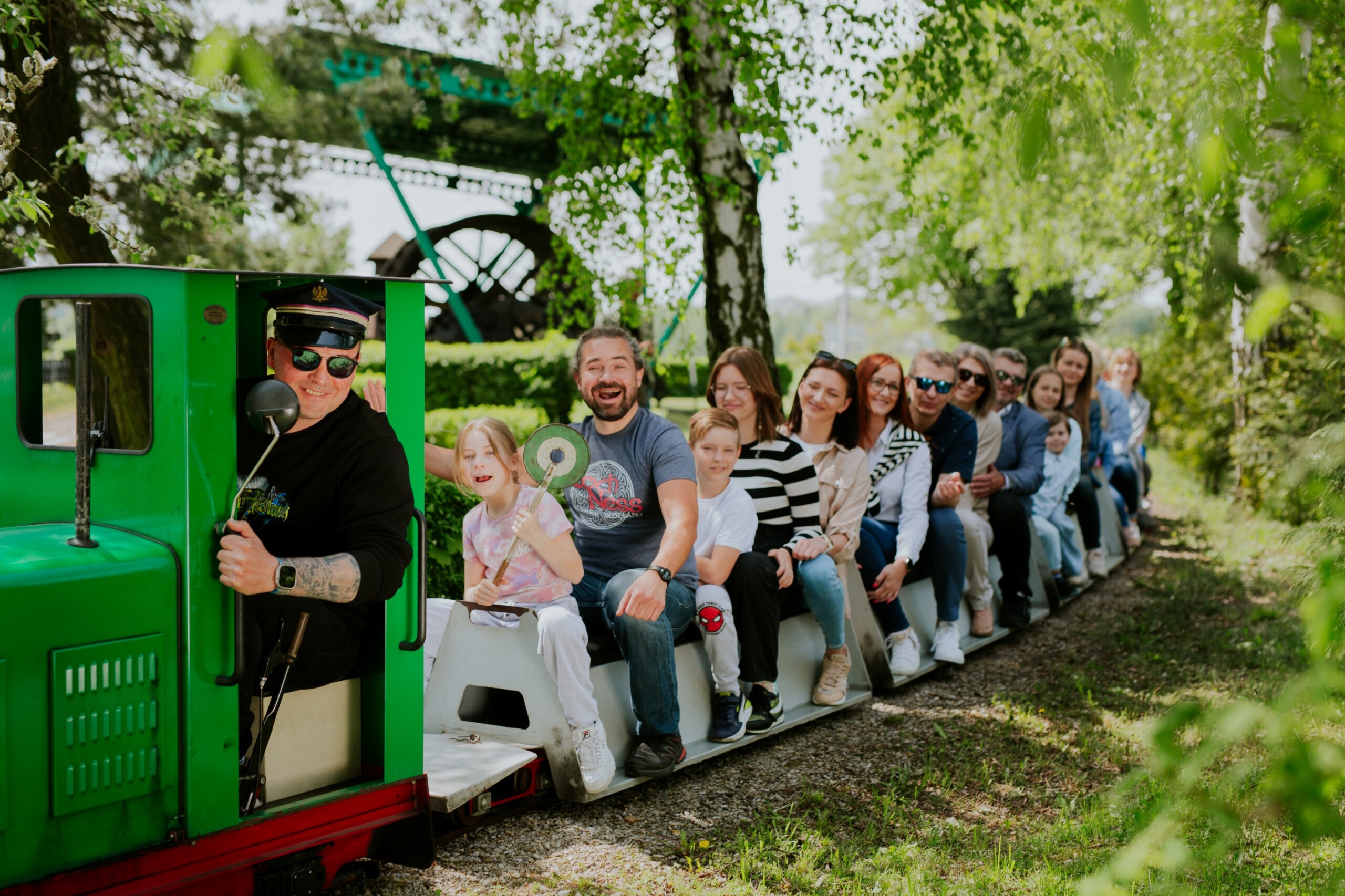 Ludzie jadący kolejką w Skansenie Maszyn Parowych