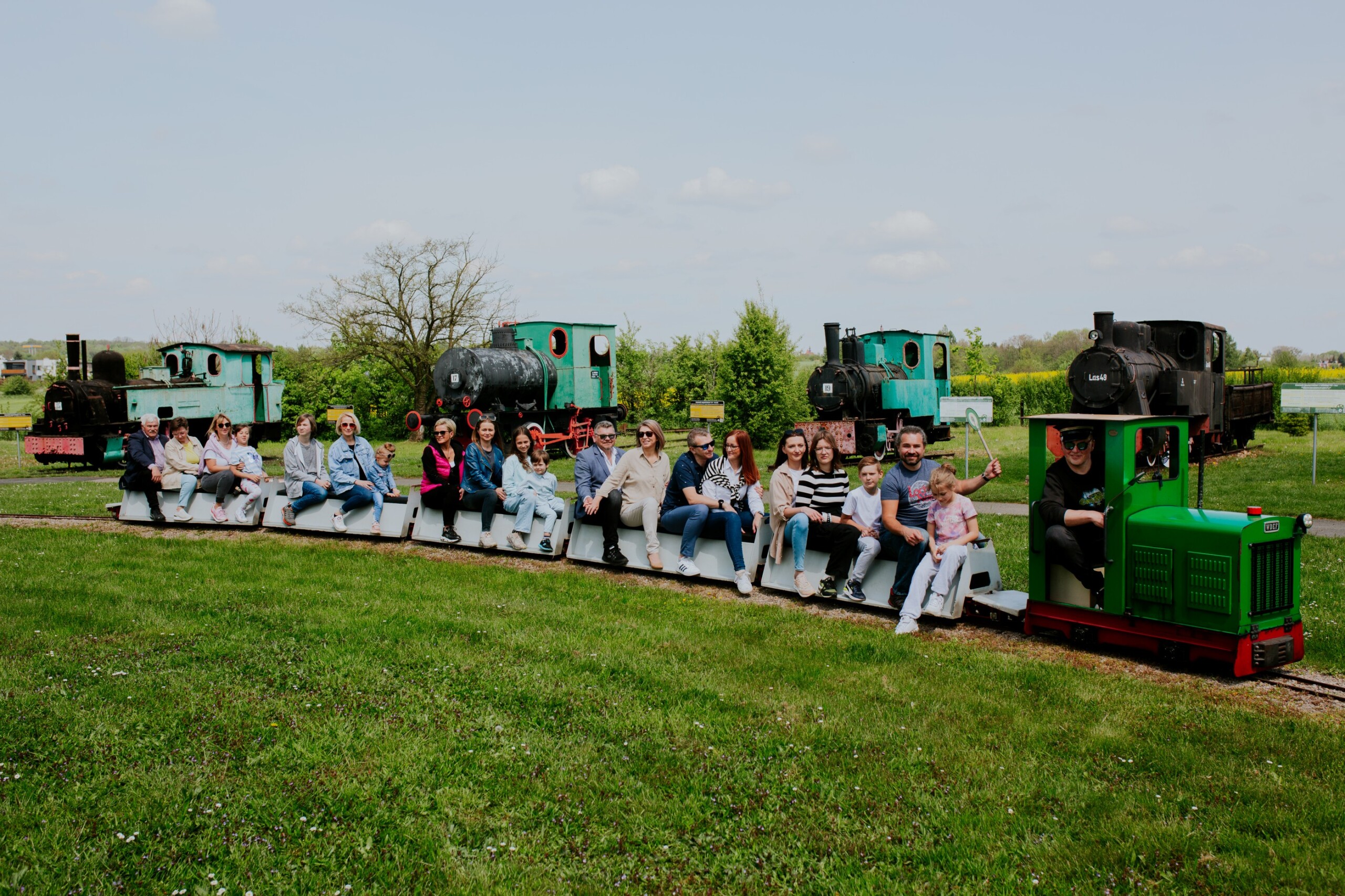 Ludzie jadący kolejką w Skansenie Maszyn Parowych