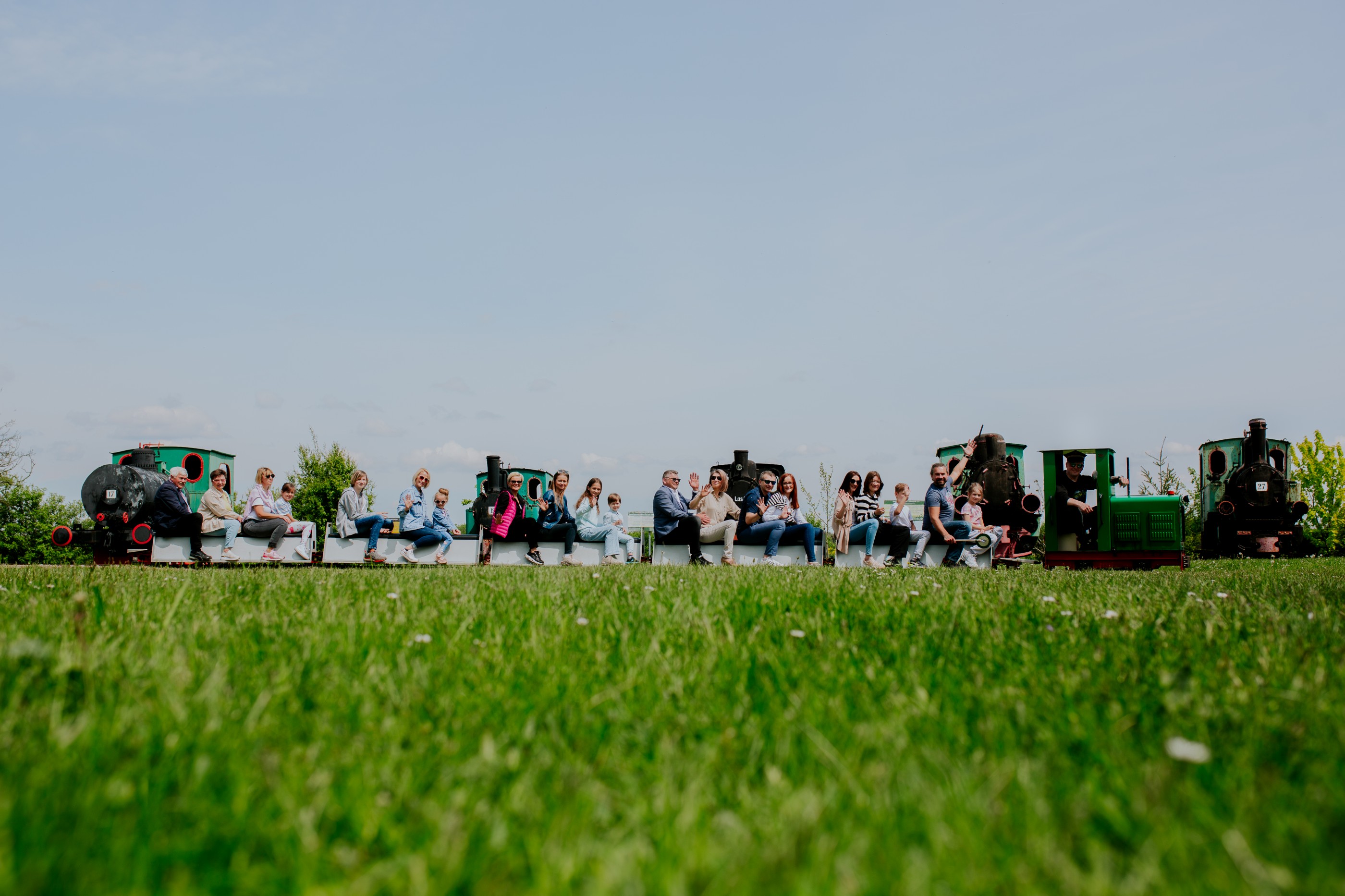 Ludzie jadący kolejką w&nbsp;Skansenie Maszyn Parowych