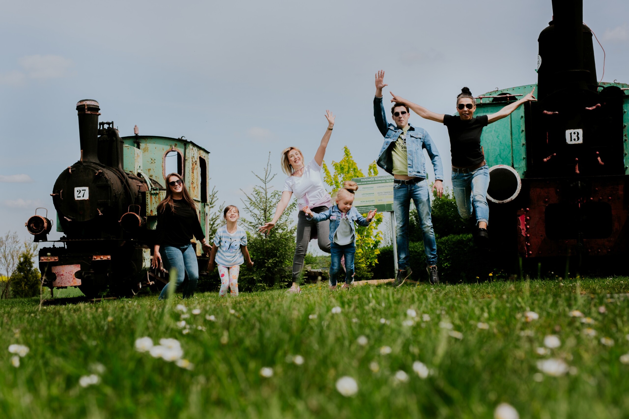 Uśmiechnięci ludzie podskakujący w Skansenie Maszyn Parowych